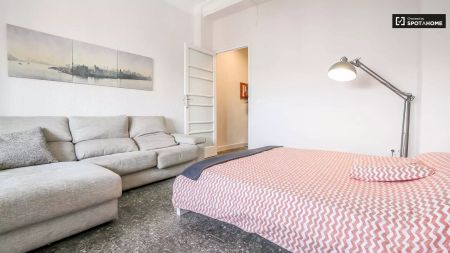 Room in a shared 5-bedroom apartment for rent in Russafa perfect for students - Foto 3