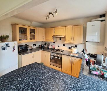 3 bedroom end of terrace house to rent - Photo 2