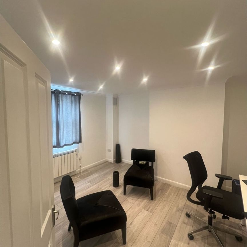 2 Bed Flat, West Street, BN1 - Photo 1