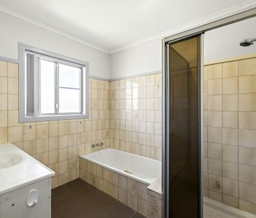 Spacious 4-Bedroom Family Home in Prime Location - Photo 6