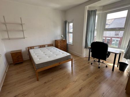 4 bedroom terraced house to rent - Photo 2