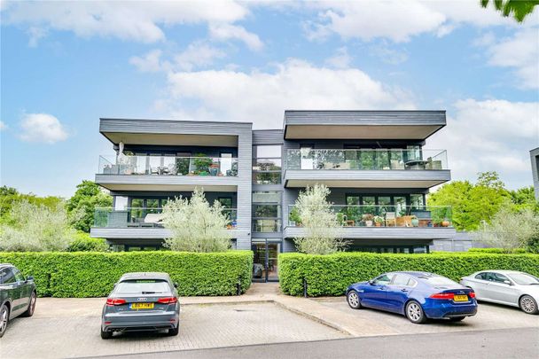 A contemporary three bedroom apartment with garden and off-street parking within an exclusive gated development - Photo 1