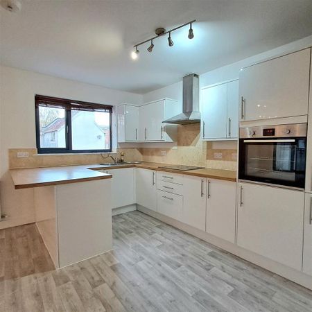 3 bedroom flat to rent - Photo 2