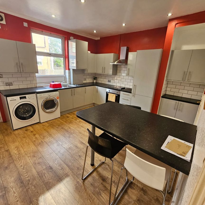 6 Bed - 2 Langdale Terrace, Headingley, Leeds - LS6 3DY - Student - Photo 1