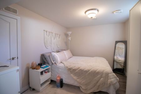 Spacious 1-Bedroom Lower Unit in Hamilton! - Photo 2