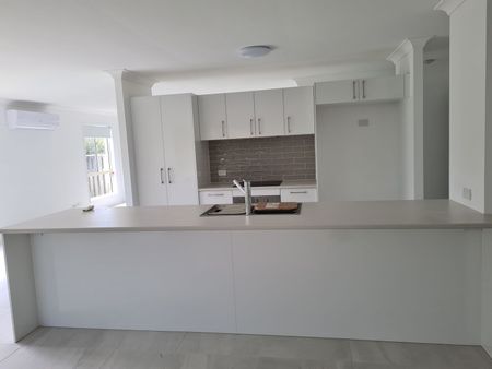 Spacious Three Bedroom Family Friendly Home Located in Mudgeeraba - Photo 4