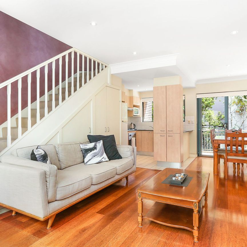 Modern, Stylish Apartment – Fully Furnished with Parking Included - Photo 1