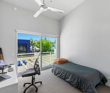 SUNLIT LOFT STYLE TOWNHOUSE - Photo 5