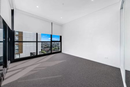 BRIGHT & SPACIOUS 1 BEDROOM APARTMENT WITH CITY VIEWS - Photo 4