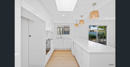 Spacious Four/Five Bedroom Home with Pool in Prime Palm Beach Location - Photo 5