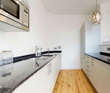 3 bedroom flat to rent - Photo 6