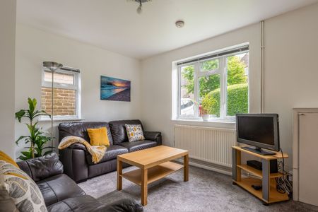 5 Bed Semi-Detached House, Hillside, BN2 - Photo 2