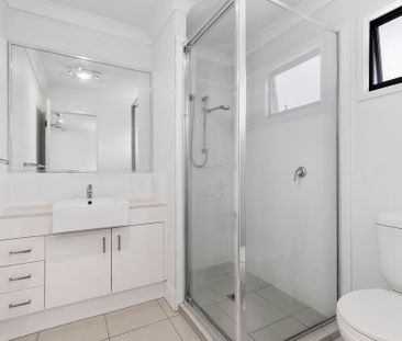 Spacious & Convenient Townhouse Living in Currumbin Waters - Photo 3