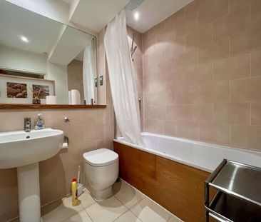 A second floor furnished apartment at St. James Wharf. Viewings to ... - Photo 6