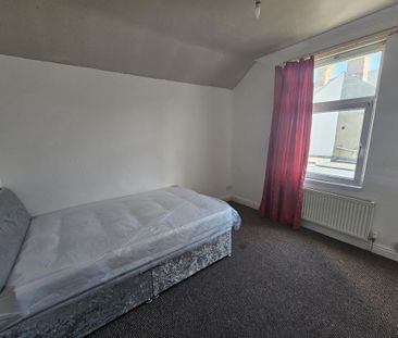 1 bedroom in a house share to rent - Photo 2