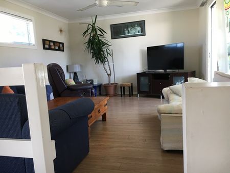 4-bedroom shared studio/granny flat, Coolangatta Road - Photo 5