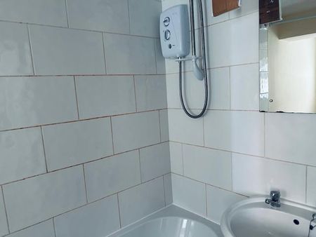 2 bedroom ground floor flat to rent - Photo 5