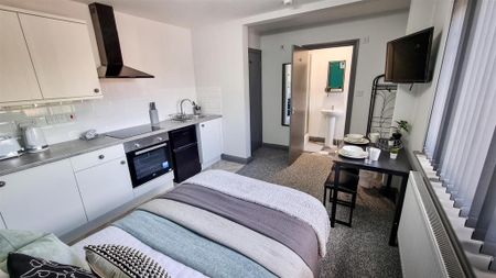 1 bedroom in a house share to rent - Photo 4