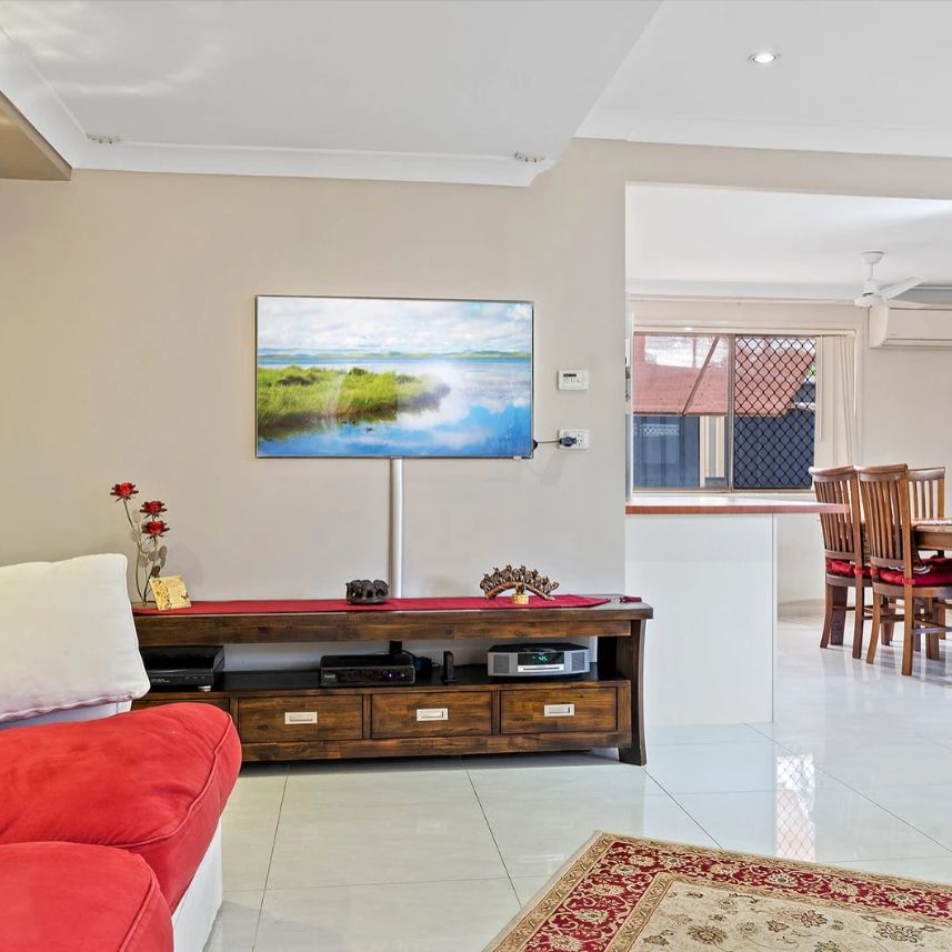 Large, spacious family home - Walking distance to public transportation! - Photo 1