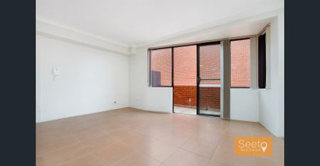 Stunning spacious 2 beds split level apartment is located in a great convenient location. - Photo 3