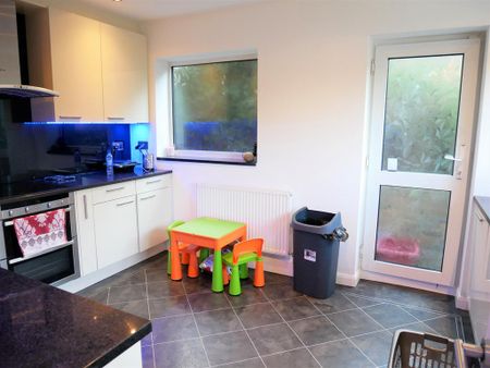 3 bedroom semi-detached house to rent - Photo 3