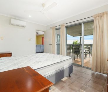 EXCEPTIONAL LIVING IN PRESTIGIOUS BAYVIEW - Photo 6