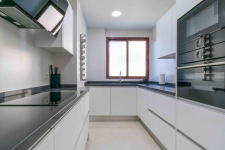 RENOVATED 3-BEDROOM APARTMENT IN ALBIR – - Photo 2