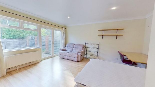 5 bedroom semi-detached house to rent - Photo 1