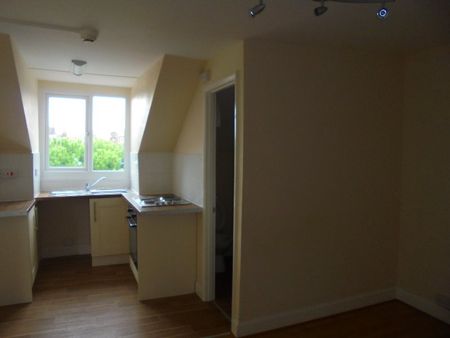 1 bed Top Floor Flat/Apartment, - Photo 2