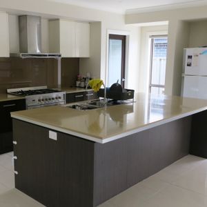 Large 4 Bedroom Family Home&excl;&excl; - Photo 3