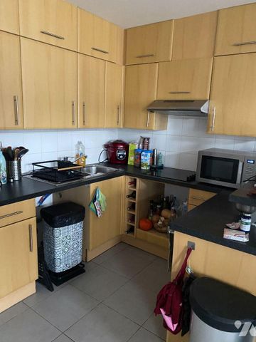 MAISON 1930 AVEC JARDIN Rdc : salon-séjour, cuisine (meubles plaque + hotte électrique) Sdb... - Photo 5