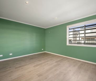 Sunny 1 Bedroom Townhouse with Courtyard - Photo 3