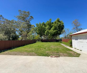 “Neat & Tidy Family Home in Prime Location!” - Photo 2