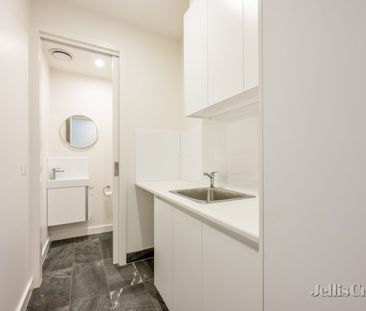 Three Bedroom Townhouse with Courtyard in Prime Location - Photo 5