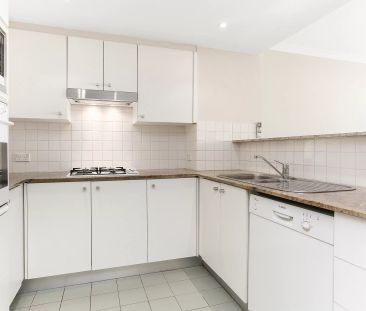 AMAZING ONE BEDROOOM APARTMENT WITH PARKING AND HARBOUR AND DISTRIC... - Photo 2