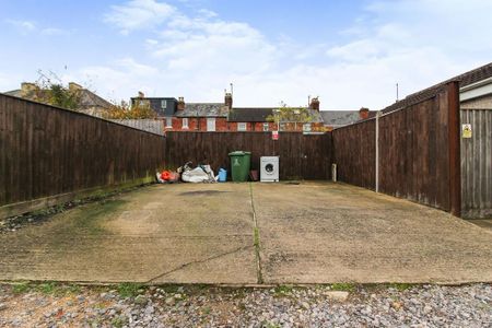 3 bedroom terraced house to rent - Photo 2