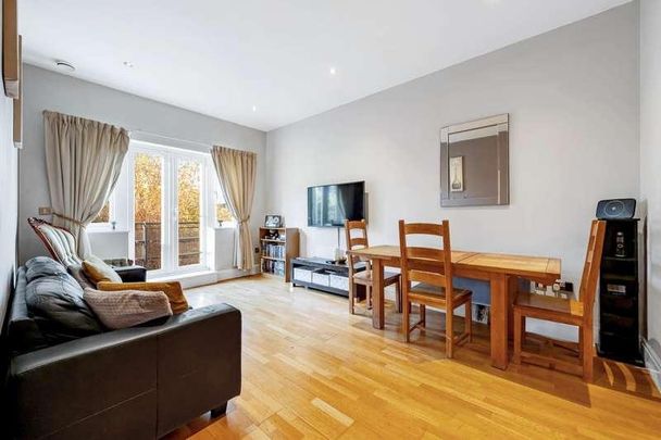 Oakbark House, Brentford, TW8 - Photo 1