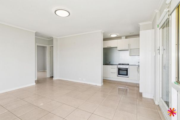 STUNNING TOP FLOOR APARTMENT WITH RIVER VIEWS - Photo 1