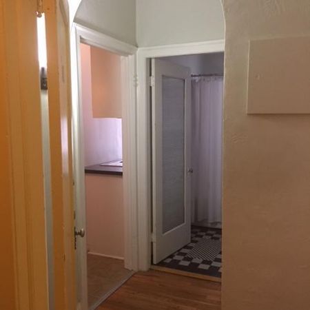 1er Oct- Beau, mis à jour, Grand 2 1/2 , lumineux, propre, art déco - Oct 1st - Beautiful, updated, clean, secure, Large 2 1/2 , bright, art deco - Photo 4