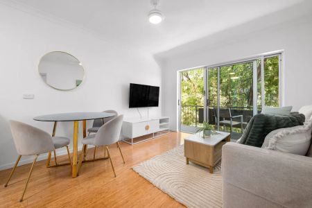 Fully Furnished Inner-City Apartment in Boutique West End Complex - Photo 2