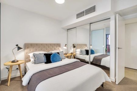 Urban Elegance & Convenience: One Bedroom Apartment in Heart of the City - Photo 2
