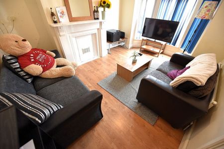 4 bedroom House in Hessle Place, Leeds - Photo 2