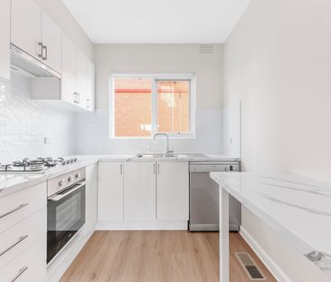 STYLISH, LOW-MAINTANENCE LIVING IN SOUGHT-AFTER SUBURB - Photo 4