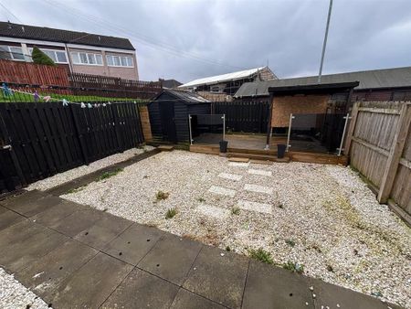 3 bedroom end of terrace house to rent - Photo 2