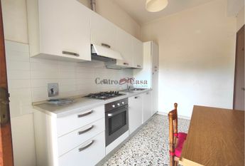 Appartamento con 2 camere, arredato.