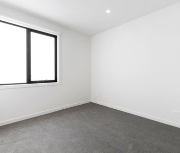 LUXURIOUS 2 BED 2 BATH APARTMENT WITH BALCONY AND PARKING! - Photo 2