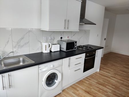 1 bedroom Flat - TOWN CENTE, HATFIELD - Photo 2