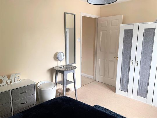 The Thorns, Marlborough, SN8 - Photo 1