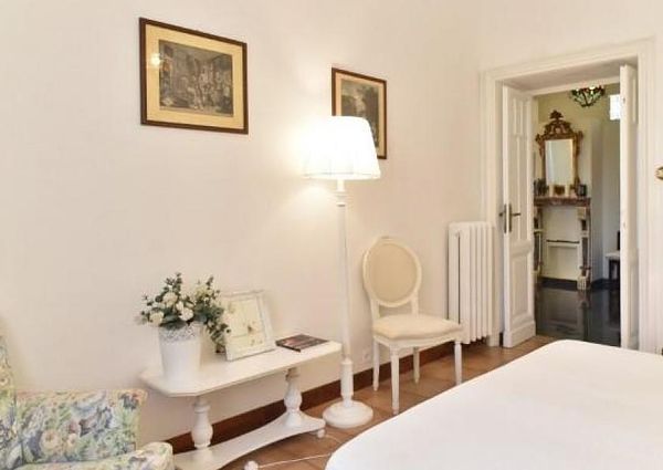Villa Torlonia – elegant : 130smq. Apartment with 3BR, fully furnished, restored, Entrance, living room, baths, kitchen, balcony. Ref.1701