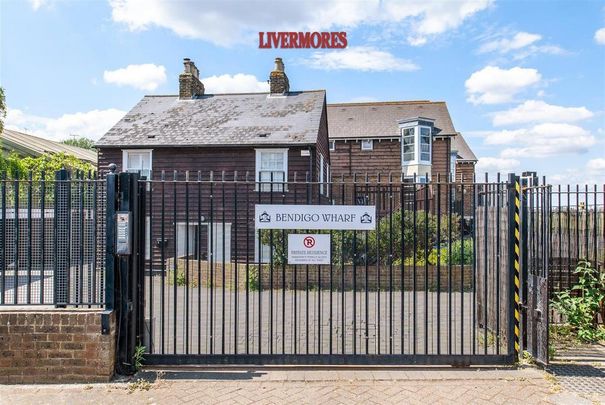 3 bedroom mews to rent - Photo 1